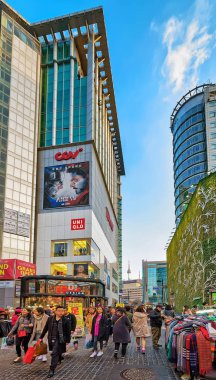 Kore gençlerin Myeongdong semt pazarı Seul'de açın.