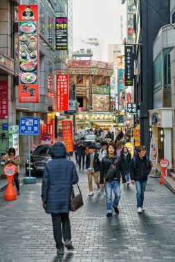 Kore gençlerin Tarih Myeongdong semt pazarı Seul'de açın.