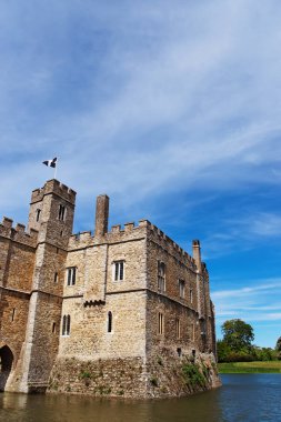Kent, İngiltere'de göl adada Leeds Castle