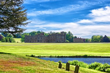 Kent İngiltere'de gölde adada Leeds Castle
