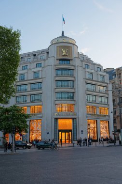 Louis Vuitton flagman mağazasında Avenue Champs Elysees Paris