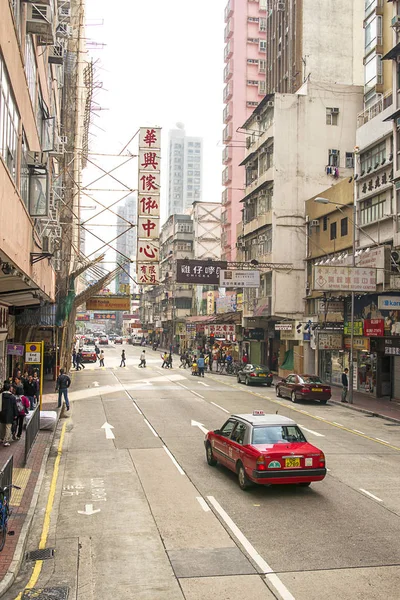 Gratte-ciels modernes et taxi sur la route à Kowloon — Photo