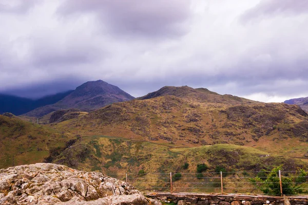 Gyönyörű panoráma Nézd a lánc a Snowdonia Nemzeti Park hegyei — Stock Fotó