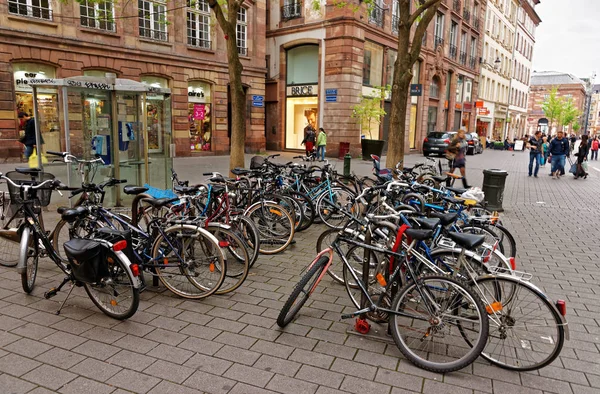 Kerékpárok a Grandes Arcades Streeten Strasbourgban, Franciaországban — Stock Fotó