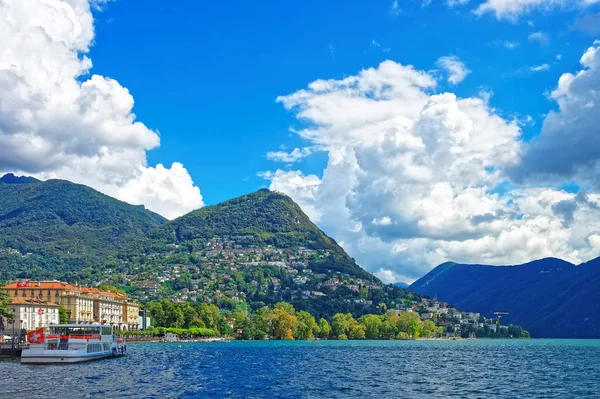 Imbarcazione con bandiera sul lungomare a Lugano Ticino Svizzera — Foto Stock