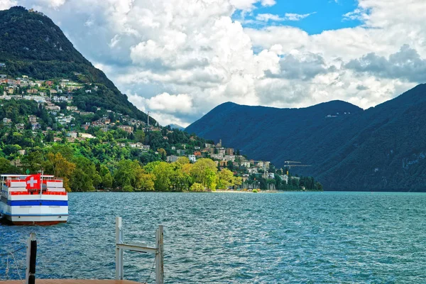 Łódź z flagą na promenadzie w Lugano w Szwajcarii Ticino — Zdjęcie stockowe