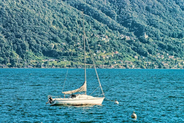 Barco en terraplén en Ascona en Ticino en Suiza — Foto de Stock