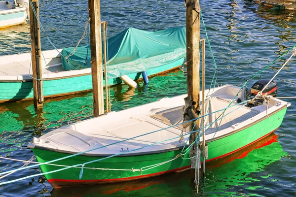 Лодка на набережной курорта Аскона в Тичино Швейцария — стоковое фото