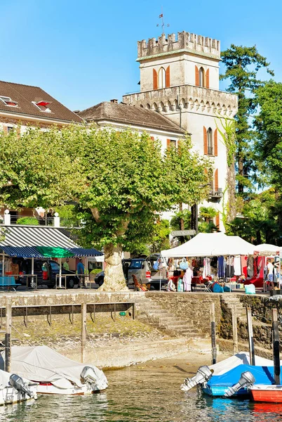 Lodě a nábřeží letoviska Ascona Ticino Švýcarsko — Stock fotografie