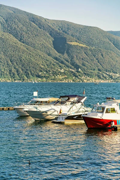 Barcos em aterro em Ascona resort em Ticino Suíça — Fotografia de Stock