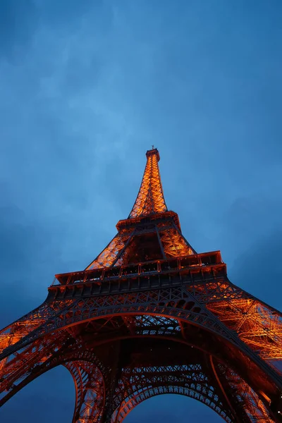 Vista dal basso sulla Torre Eiffel Illuminata di Parigi Francia — Foto Stock