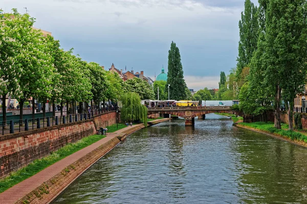 Puente sobre el Canal du Faux Rempart en Estrasburgo, Francia — Foto de Stock
