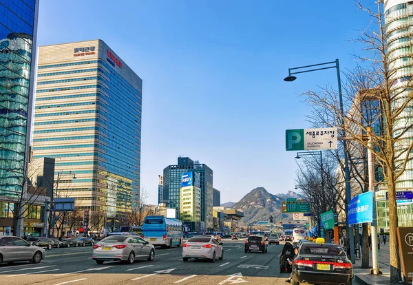 Routes achalandées avec circulation automobile dans le quartier de Jung à Séoul — Photo