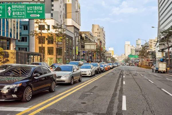 Circulation automobile et gratte-ciel dans le quartier Jongno à Séoul — Photo