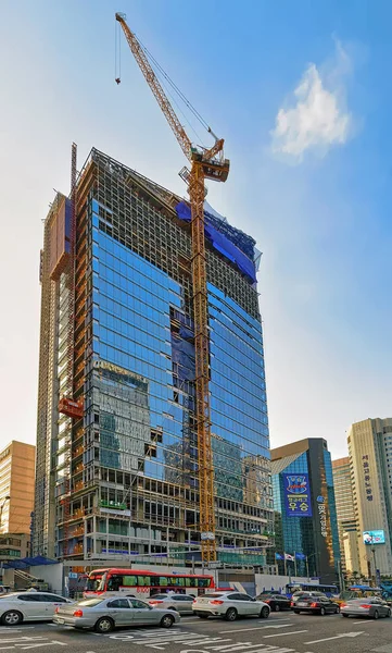 Voitures et gratte-ciel dans le quartier Jongno à Séoul — Photo