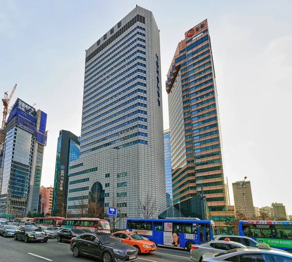 Voitures et gratte-ciel dans le quartier Jongno de Séoul — Photo