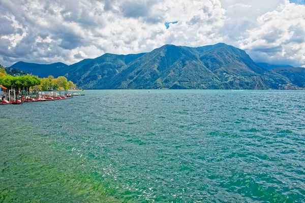 Catamaranes en el paseo marítimo de Lugano en Ticino Suiza — Foto de Stock