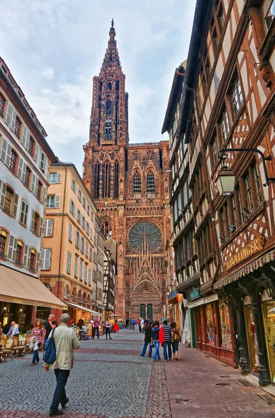 Catedral de Notre Dame en la calle Rue Merciere de Estrasburgo — Foto de Stock