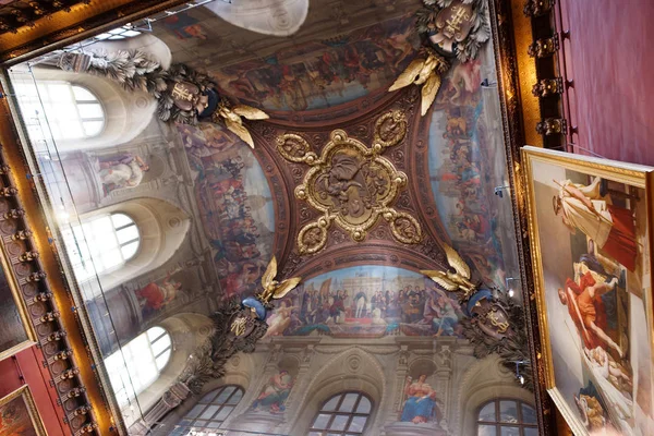 Soffitto con dipinti al Museo del Louvre di Parigi — Foto Stock