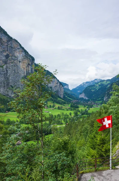 Chalet y bandera suiza en Lauterbrunnen valle Berna cantón Suiza — Foto de Stock