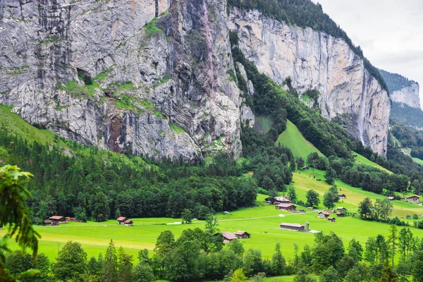 Chalet en Lauterbrunnen valle del cantón de Berna en Suiza — Foto de Stock
