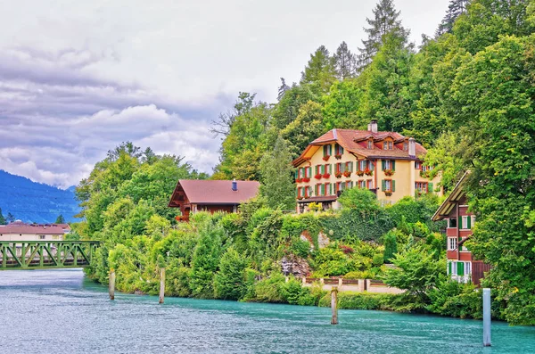 在因特拉肯和布里恩湖的伯尔尼广州瑞士的小木屋 — 图库照片