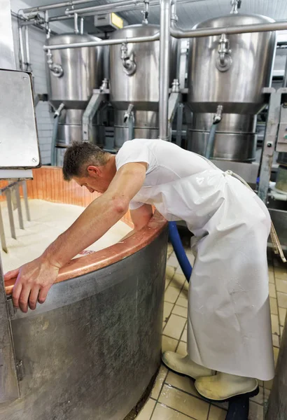 Lavorazione casearia Comte Cheese presso caseifici in Francia — Foto Stock