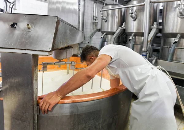 Lavorazione casearia Comte Cheese al caseificio di Francia — Foto Stock