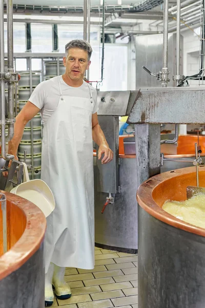 Sýr výrobce vyrábějící sýr Comte v mléčné Francie — Stock fotografie