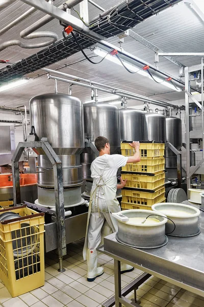 Caseificio che trasforma il formaggio Gruyere de Comte in latte — Foto Stock