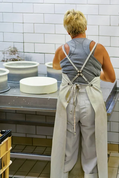 Fabricante de queijo colocando o jovem queijo Comte em formas de laticínios — Fotografia de Stock