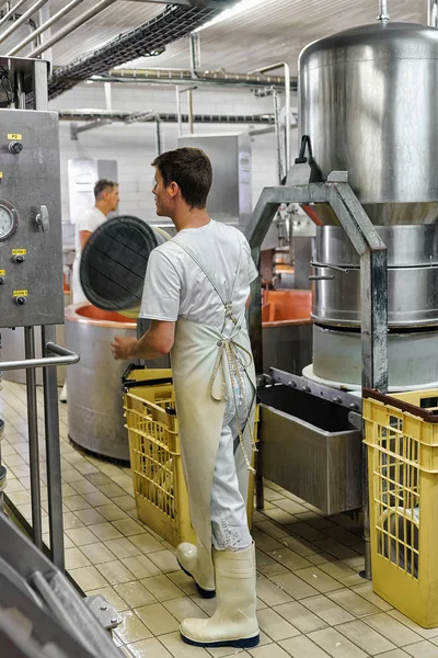 Produttore di formaggio che lavora presso il caseificio in Francia — Foto Stock
