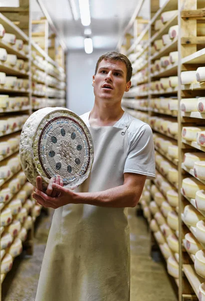 Käsemacher hält Rad aus Comte-Käse in der Franche Comte Creamery — Stockfoto