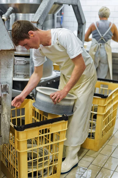 Caseificio mettendo Gruyere Comte Cheese in forme da latte — Foto Stock