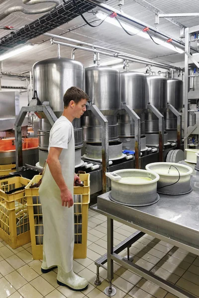 Caseificio che trasforma il formaggio Gruyere Comte in latte — Foto Stock