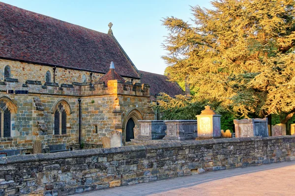 Iglesia y cementerio en Battle in East Sussex en Reino Unido — Foto de Stock