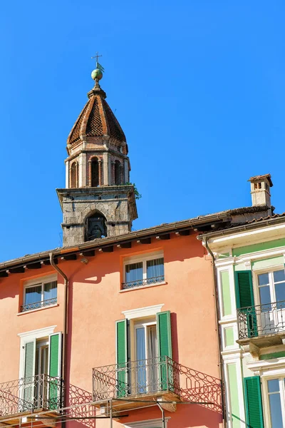 Wieża kościoła i kolorowe architektury w Ascona Ticino Szwajcaria — Zdjęcie stockowe