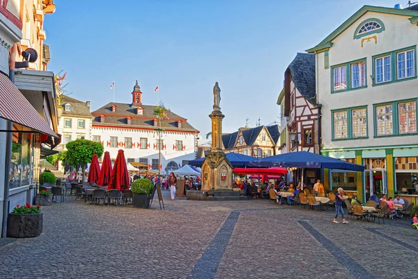 Municipio e mercato di strada sulla Marktplatz Linz am Rhein — Foto Stock