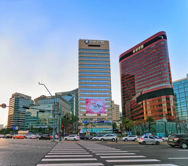 Vida urbana y tráfico del distrito de Jung Seúl — Foto de Stock