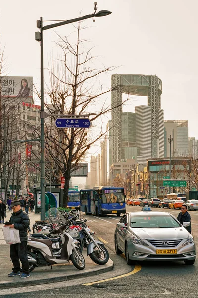 Vie urbaine et gratte-ciel dans le quartier Jongno à Séoul — Photo