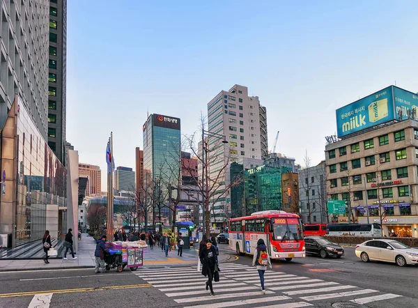 Vie urbaine avec des piétons et des gratte-ciel dans le quartier de Jung Séoul — Photo