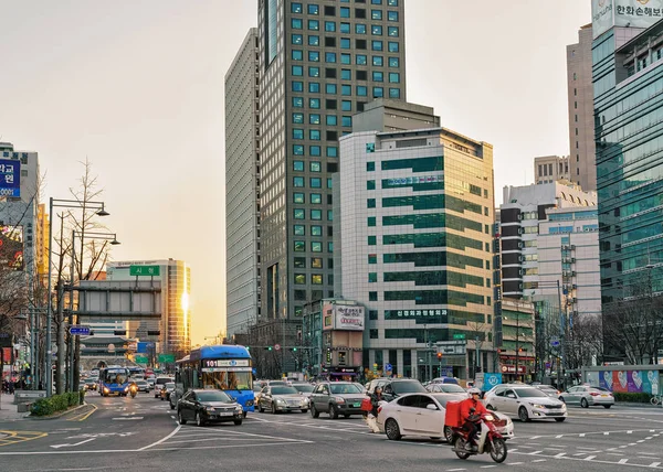 Vie urbaine avec des gratte-ciel et la circulation dans le quartier de Jung Séoul — Photo