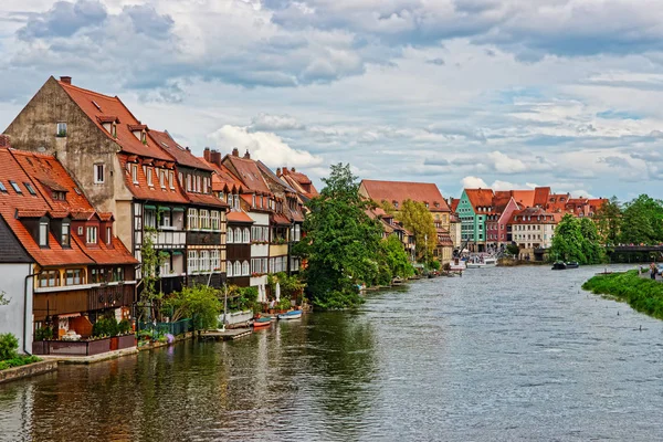 Färgglada fiskare hus och Regnitz floden Little Venice Bamberg — Stockfoto