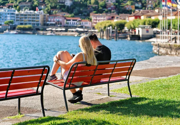 Pár sedí na lavičce v Ascona resort Ticino Švýcarsko — Stock fotografie