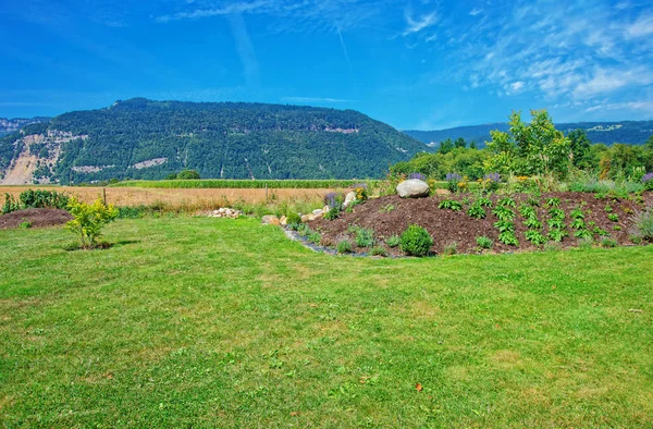 Gårdsplan i byn i Yverdon les Bains i Schweiz — Stockfoto