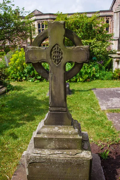 Σταυρού στο προαύλιο Εκκλησίας νεκροταφείο στο καθεδρικό ναό Bristol Ηνωμένου Βασιλείου — Φωτογραφία Αρχείου