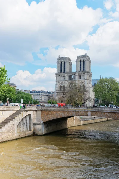 Ponte della Cattedrale di Dame de Paris e argine della Senna — Foto Stock