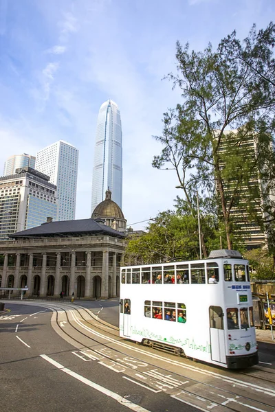 Double tramway et gratte-ciel sur l'île de Hong Kong — Photo