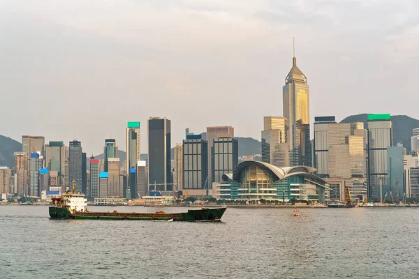 건조 화물 선박 및 빅토리아 항구 홍콩 일몰 — 스톡 사진