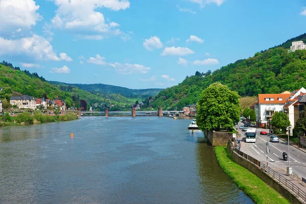 Nabrzeże rzeki Neckar i most w Heidelbergu w Niemczech — Zdjęcie stockowe